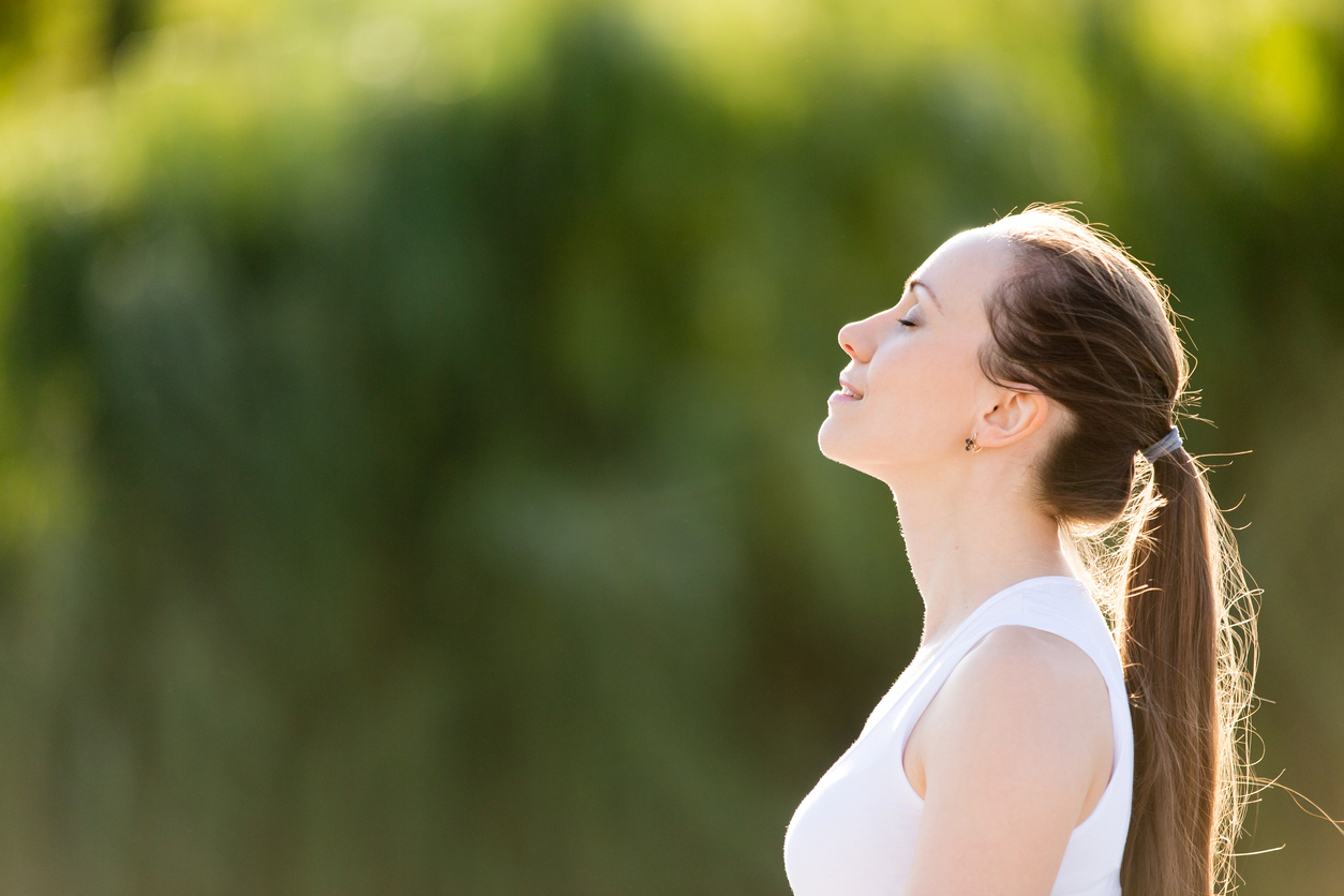 Sporty beautiful smiling young woman relaxing