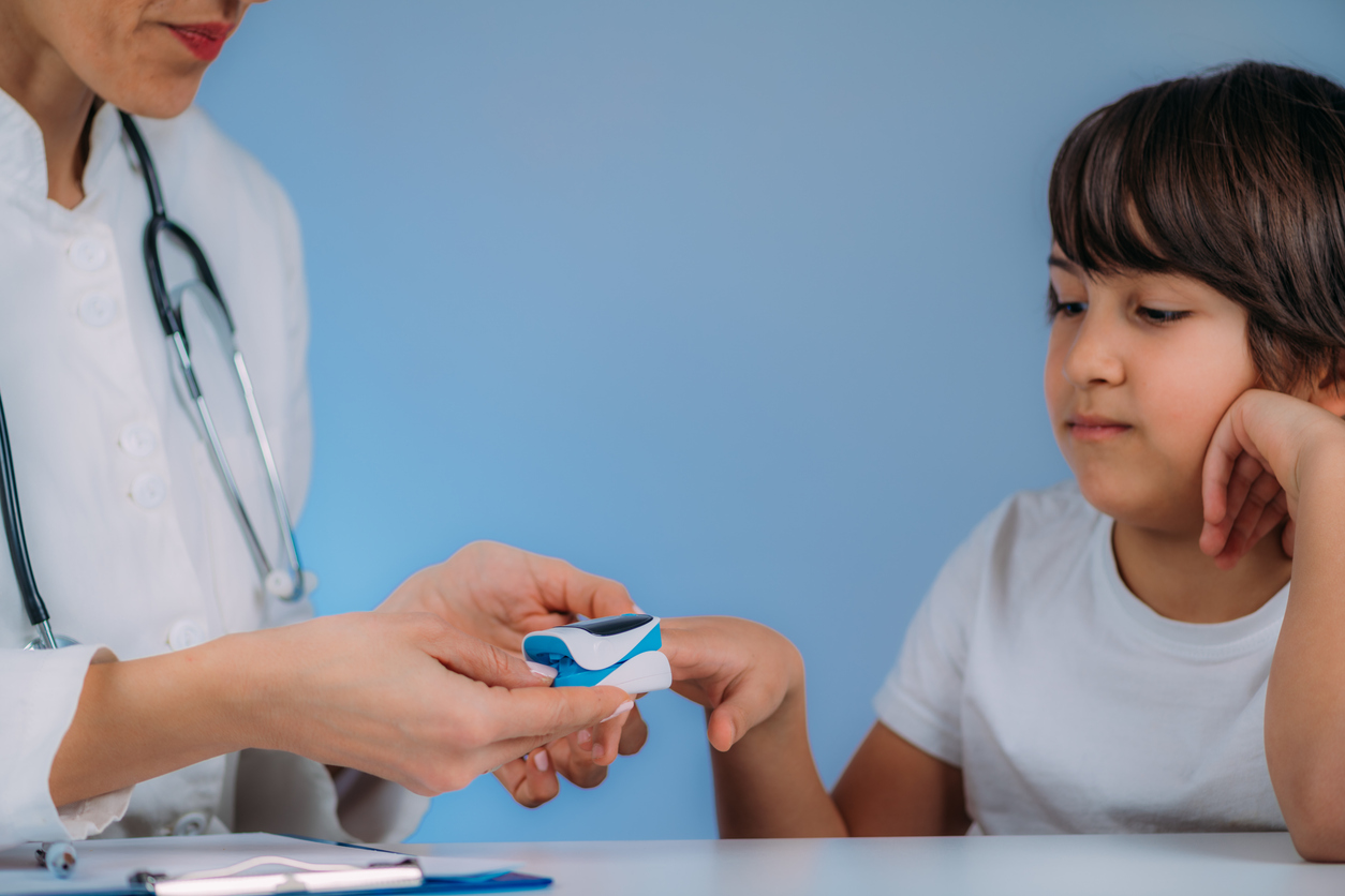 The image shows a kid with a pulmonologist to show the most important questions to ask your child's pulmonologist.